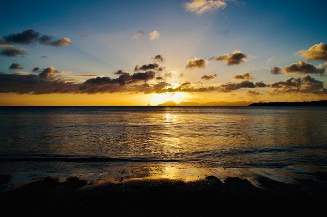 Paysage plage coucher soleil martinique